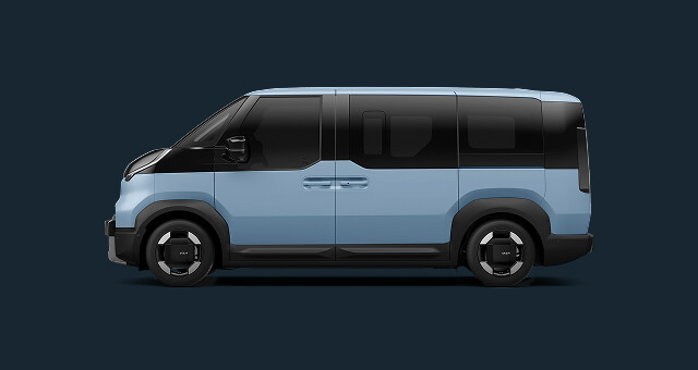 Seitenansicht eines blauen Kia PV5 Passenger